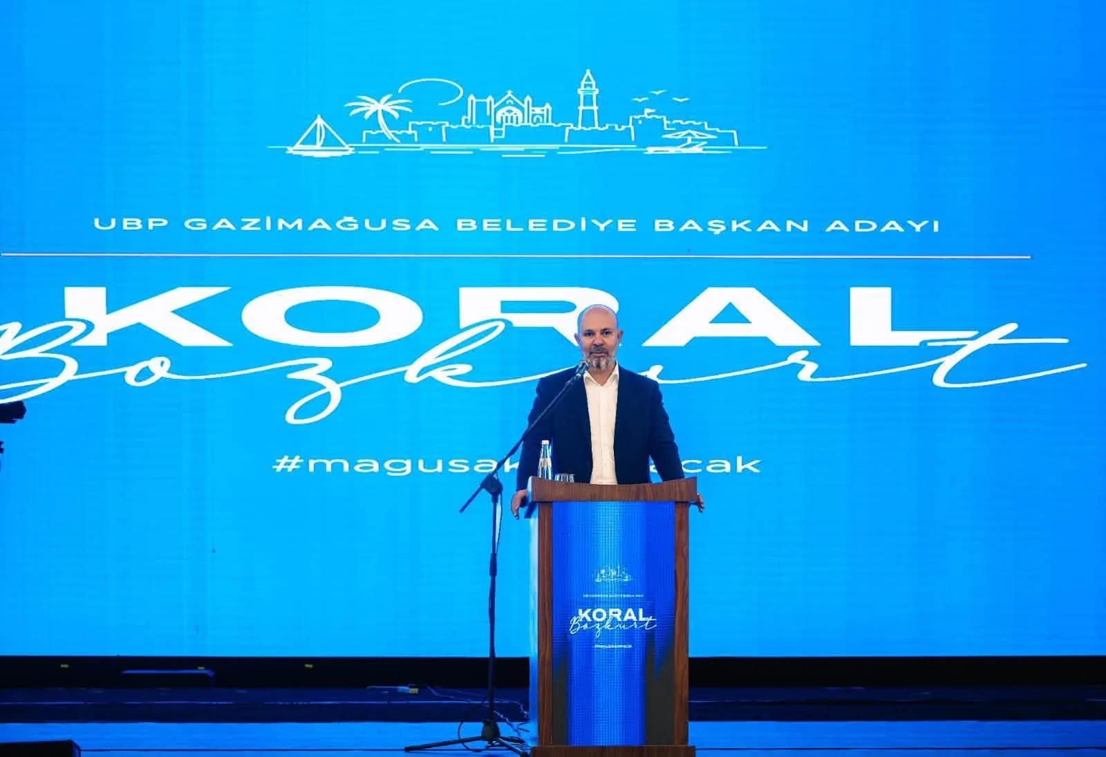 Koral Bozkurt, adaylık tanıtım toplantısında kürsüde konuşurken