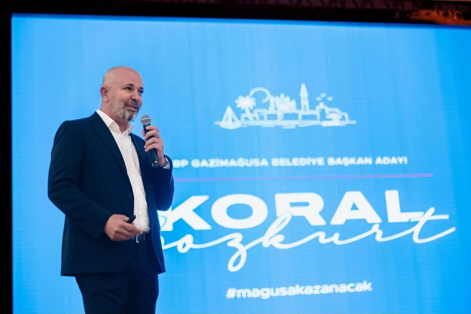 Koral Bozkurt, adaylık lansmanında elinde mikrofonla konuşma yaparken