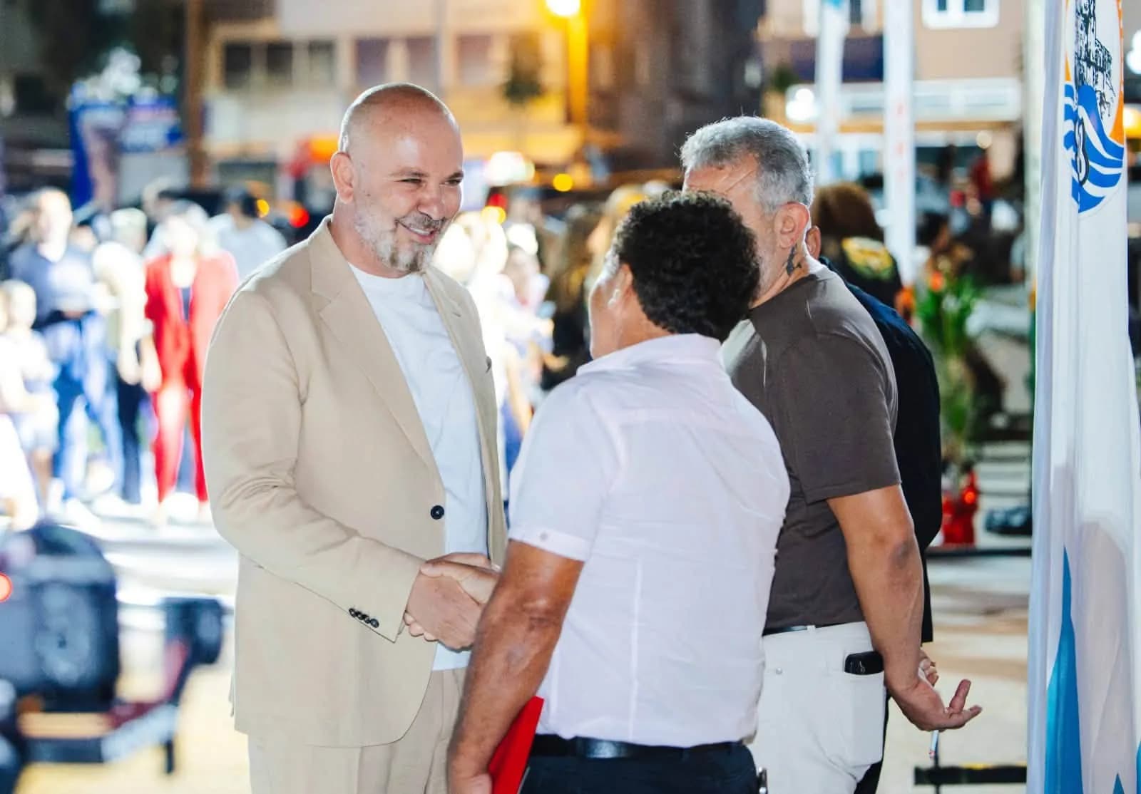 Koral Bozkurt, Mağusa'da akşam düzenlenen halk buluşmasında vatandaşlarla tokalaşırken